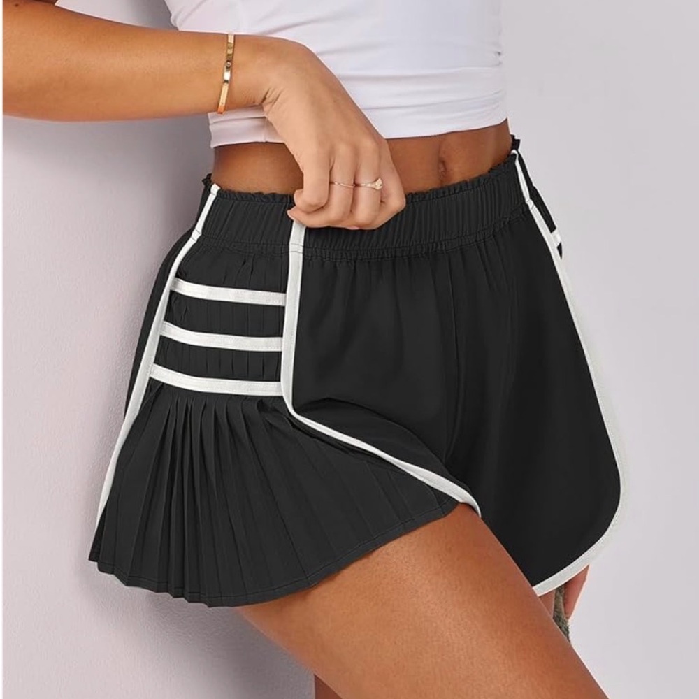 Women’s Black Athletic Running Shorts Medium‎ Flowy Pleated Sides High Rise